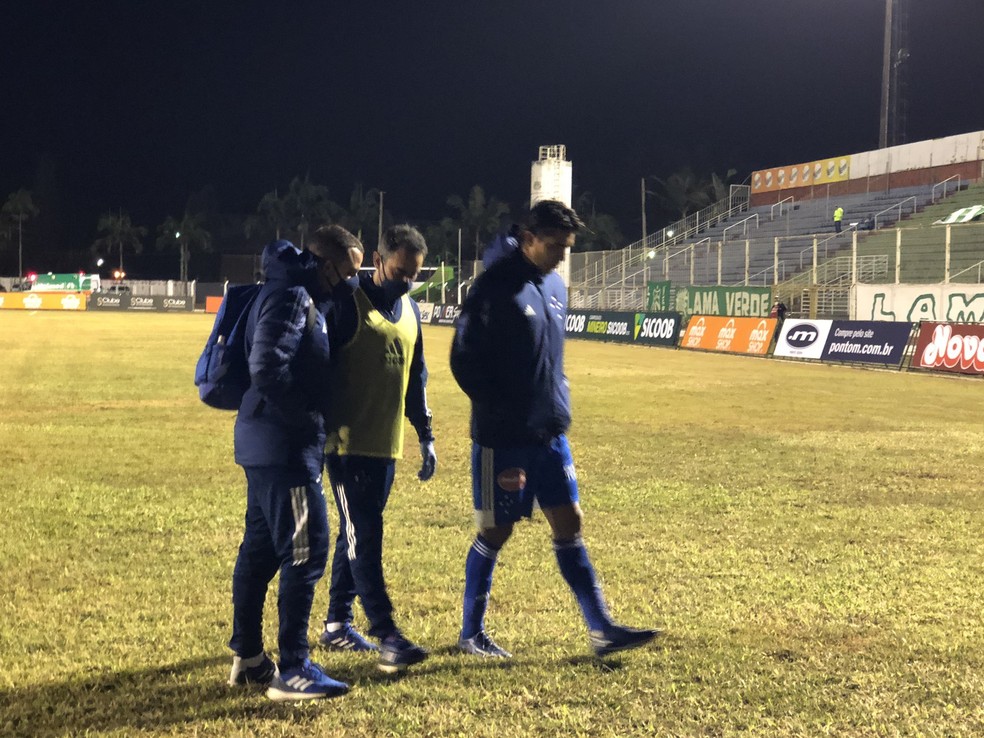 deportetotal_bo's tweet photo. #BolivianosForExport
El departamento médico del #Cruzeiro, informa que el 🇧🇴 Marcelo #Moreno tiene un dolor en la parte baja de la espalda, cuando intentaba realizar un giro en el sector ofensivo. Terminó siendo reemplazado por Thiago en la 41' del primer tiempo https://t.co/c6OD3Specn