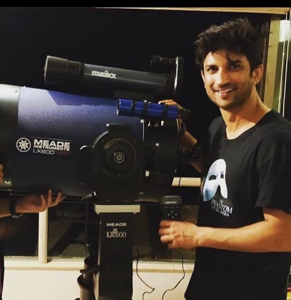KanganaTeam's tweet photo. Let’s not reduce a legend like Sushant into a gullible majnu, lets not ignore his own complains about Nepotism &amp; his posts begging people to watch his films, his fears of movie mafia bans that he expressed in his fan interactions on social media 
#ShameOnMumbaiPolice https://t.co/l5RzBHzzwa