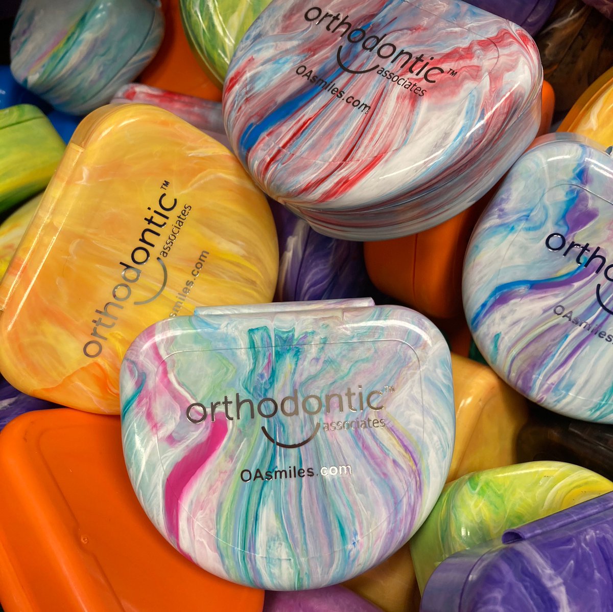 OAsmiles's tweet photo. FUN retainer storage is a must 👌 Always clean your retainer before putting it in its case. Say NO to bacteria growth🦠😜and keep your case bright and happy! 😀🙌 #oasmiles #retainercase #okc #edmondok #okcmoms #momsofedmond https://t.co/FvYMKYWrH4