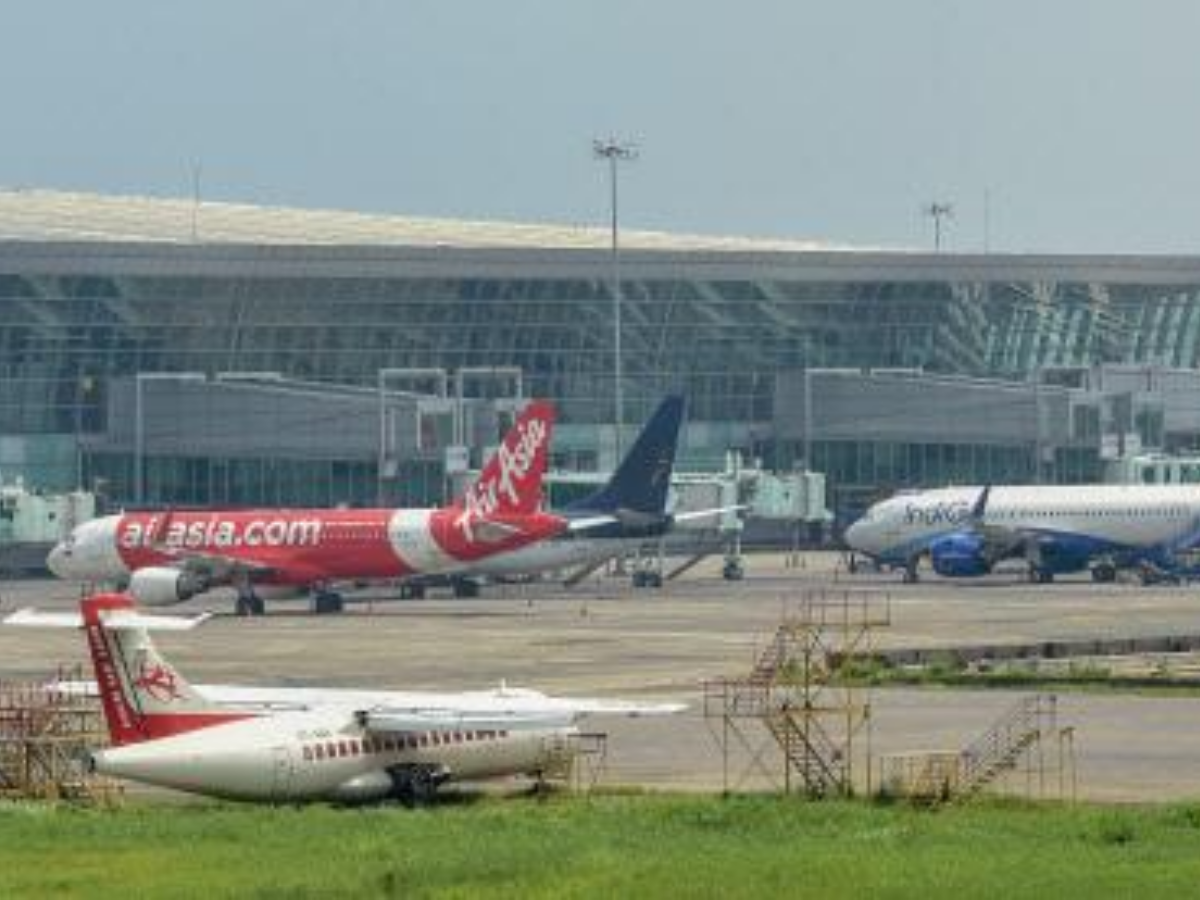 timesofindia's tweet photo. Flight ban to Kolkata from six #COVID19 hotspot cities extended till August 15

Read--https://t.co/4AwDu2ppTW https://t.co/zLQ7pgiexj