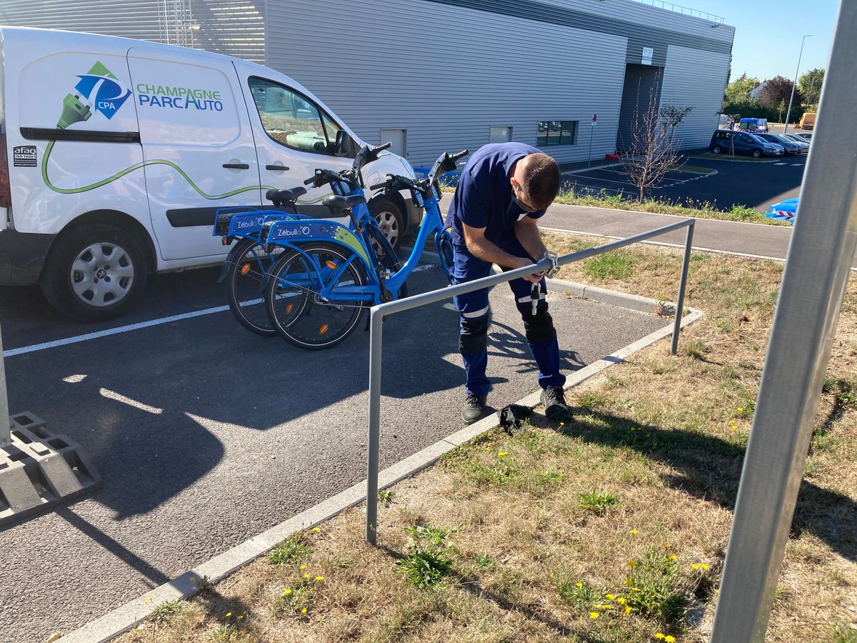 enedis_GrandEst's tweet photo. Des vélos à assistance électrique sont désormais mis à disposition pour les salariés d'@enedis sur le site de #Reims Saint-Charles ! Une initiative en faveur de la #transitionenergetique mais aussi de la #qualitedevie pour nos agents. #Engagement #DeveloppementDurable #RSE https://t.co/ObGfjse5rr