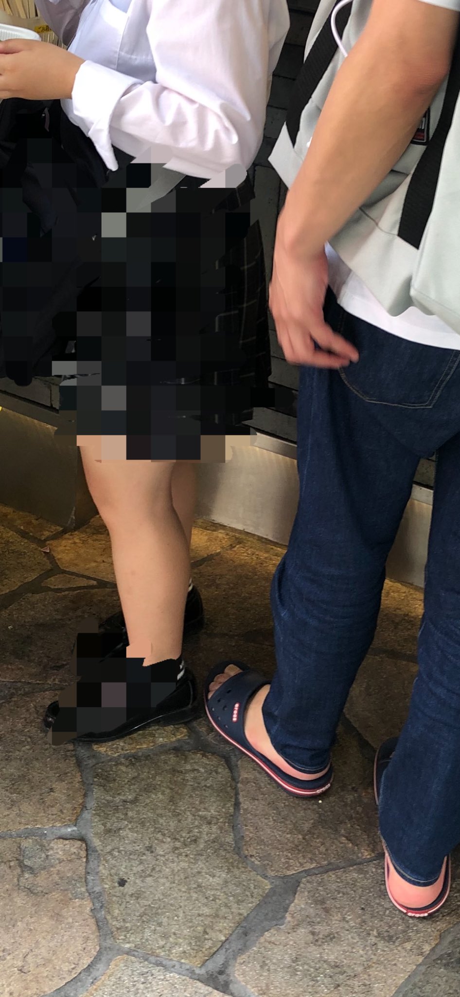 靴屋　盗撮 スリッパの穴から盗撮は初めて見た 靴のカメラだってこんな小さな穴🕳 よく見つけてくれたなと思う  証拠として警察に提出お願いしたいくらいです 小型カメラは靴とかスリッパ、鞄、買い物かご...色んなところに仕込んである 流出すれば回収不可 女性は盗撮に  ...