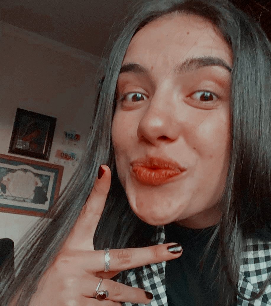 「  Mᥲrιᥒᥲ Agᥙιᥣᥱrᥲ.

» 18 años. estudiante de bachiller de ciencias en el Alberto Durero. 

               ¿ ↻ + ♡ ?