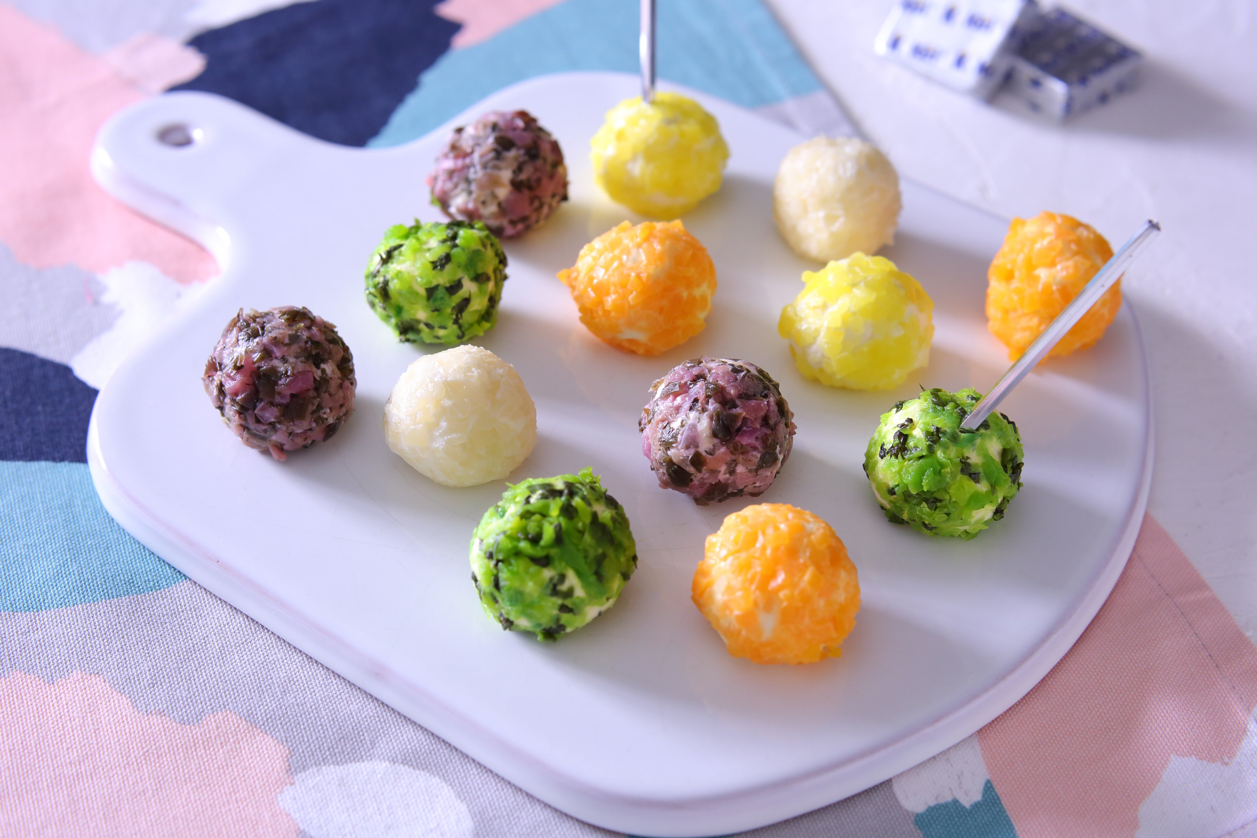 Kiri クリームチーズ 公式 四角い キリ クリームチーズ をま るく 第二弾 キリを丸めたら みじん切りにしたお漬物をまぶしてみて下さい たくあん しば漬け ラッキョウなどお手元のお漬物に新しい美味しさの発見があります 和の