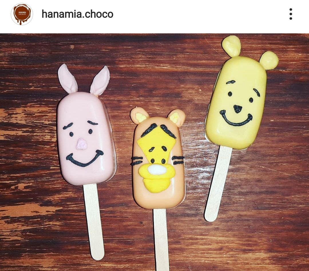 AboutLiam's tweet photo. Chiques! Mi hermano se las está ingeniando para pasar la 40tena y lanzó un microemprendimiento con estas cosas hermosas para el dia del niño. Al que le interese, su insta es: @hanamia.choco 
Me ayudan dandole RT?
Miiil gracias 💫🙏 https://t.co/pLytLTwjgg