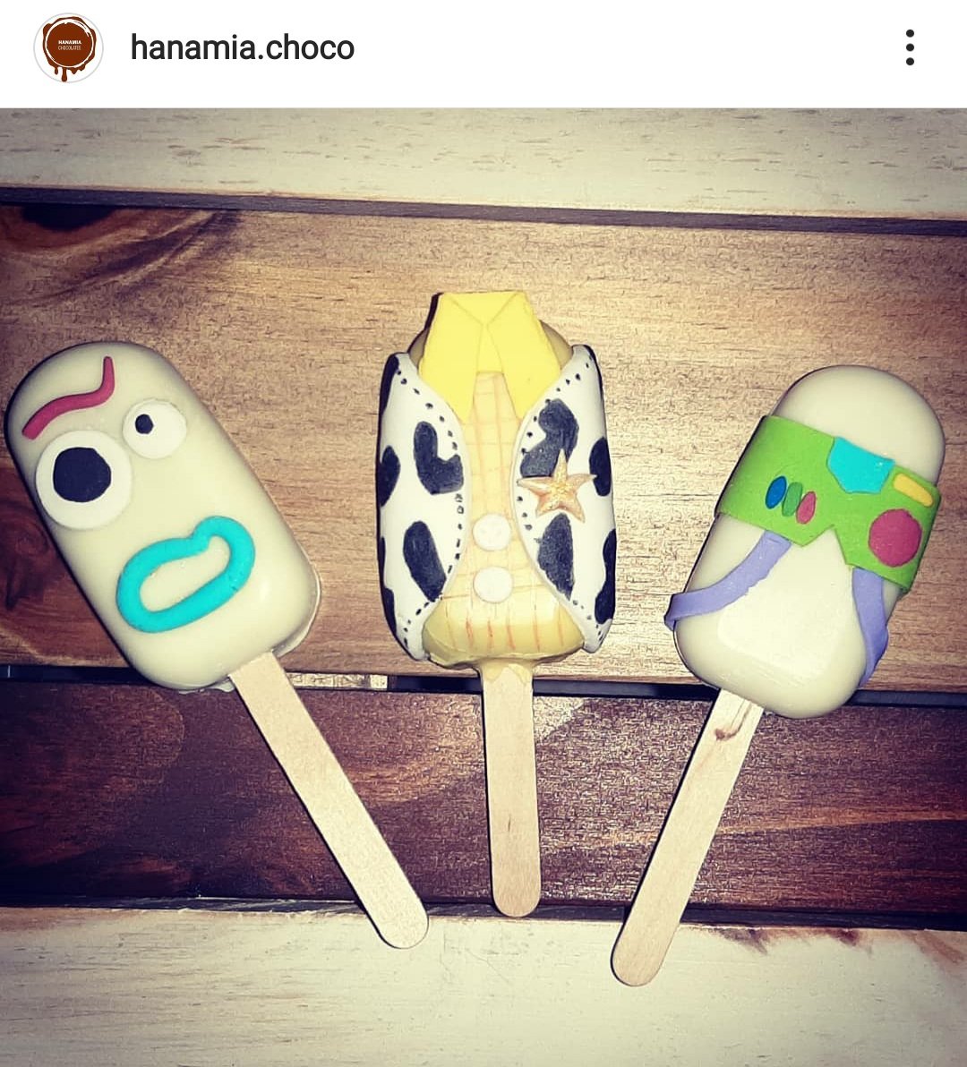 AboutLiam's tweet photo. Chiques! Mi hermano se las está ingeniando para pasar la 40tena y lanzó un microemprendimiento con estas cosas hermosas para el dia del niño. Al que le interese, su insta es: @hanamia.choco 
Me ayudan dandole RT?
Miiil gracias 💫🙏 https://t.co/pLytLTwjgg