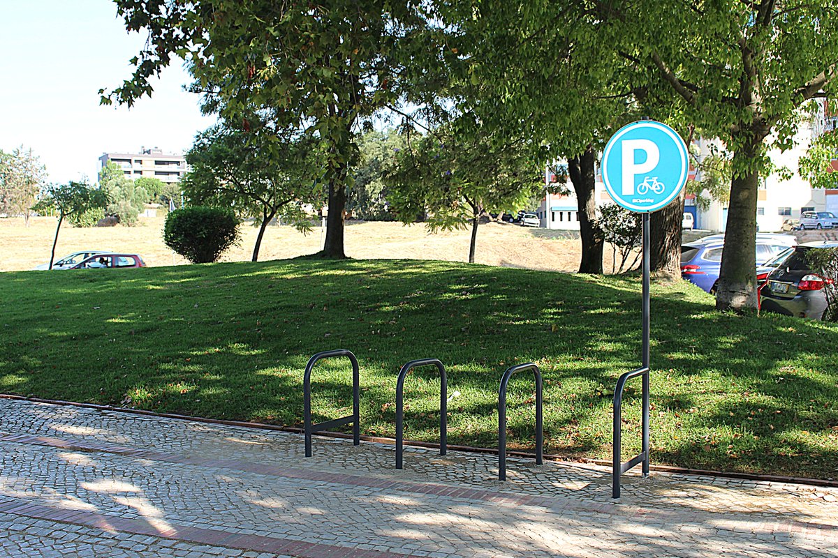 jfsaosebastiao's tweet photo. Parqueamento para bicicletas 🚴‍♂️🚴‍♀️ já instalado no renovado Jardim de Monte Belo.

#freguesiadubocage #JFSS #regeneracaourbana #montebelosul https://t.co/K5YdmVsEJO