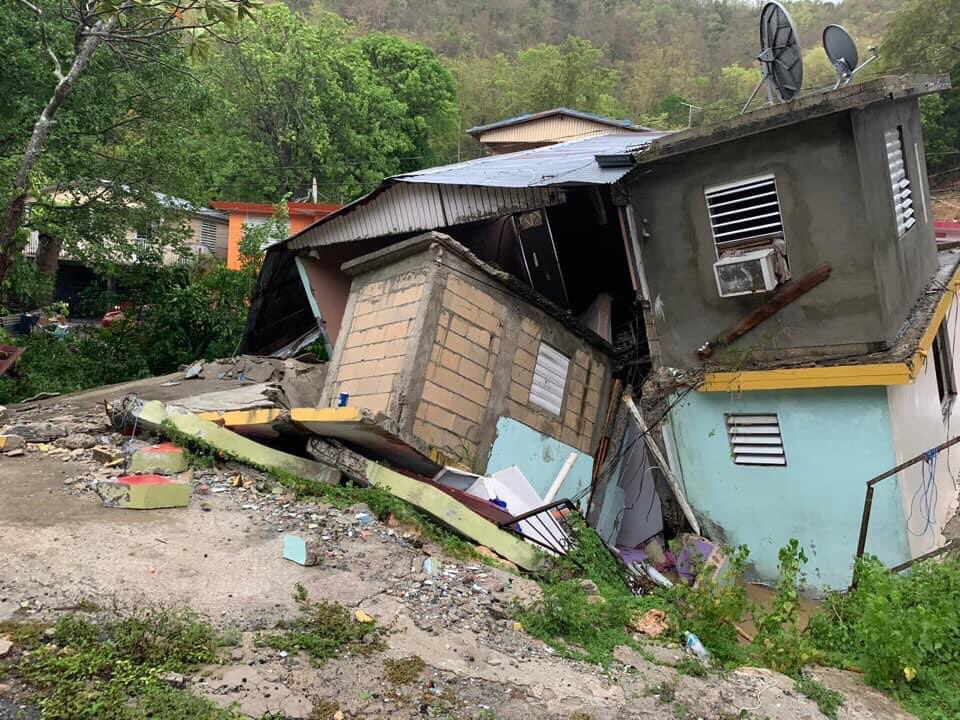 pmartinezvelez's tweet photo. YAUCO: Se derrumba residencia por desprendimiento de terreno. No se reportan personas heridas. #TormentaIsaias #Isaias 

📸 Suministrada https://t.co/G3022RSVHz