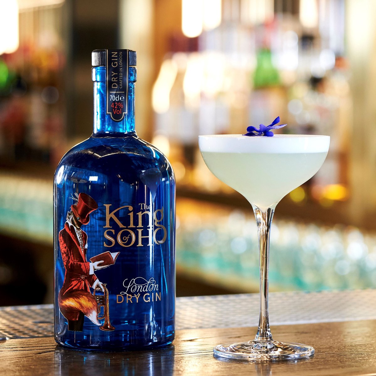 MasterOfMalt's tweet image. All hail the king! Well, @TheKingofSoho, such is this fabulous #gin with its 12 botanicals and super fresh flavour profile!

masterofmalt.com/gin/west-end-d…