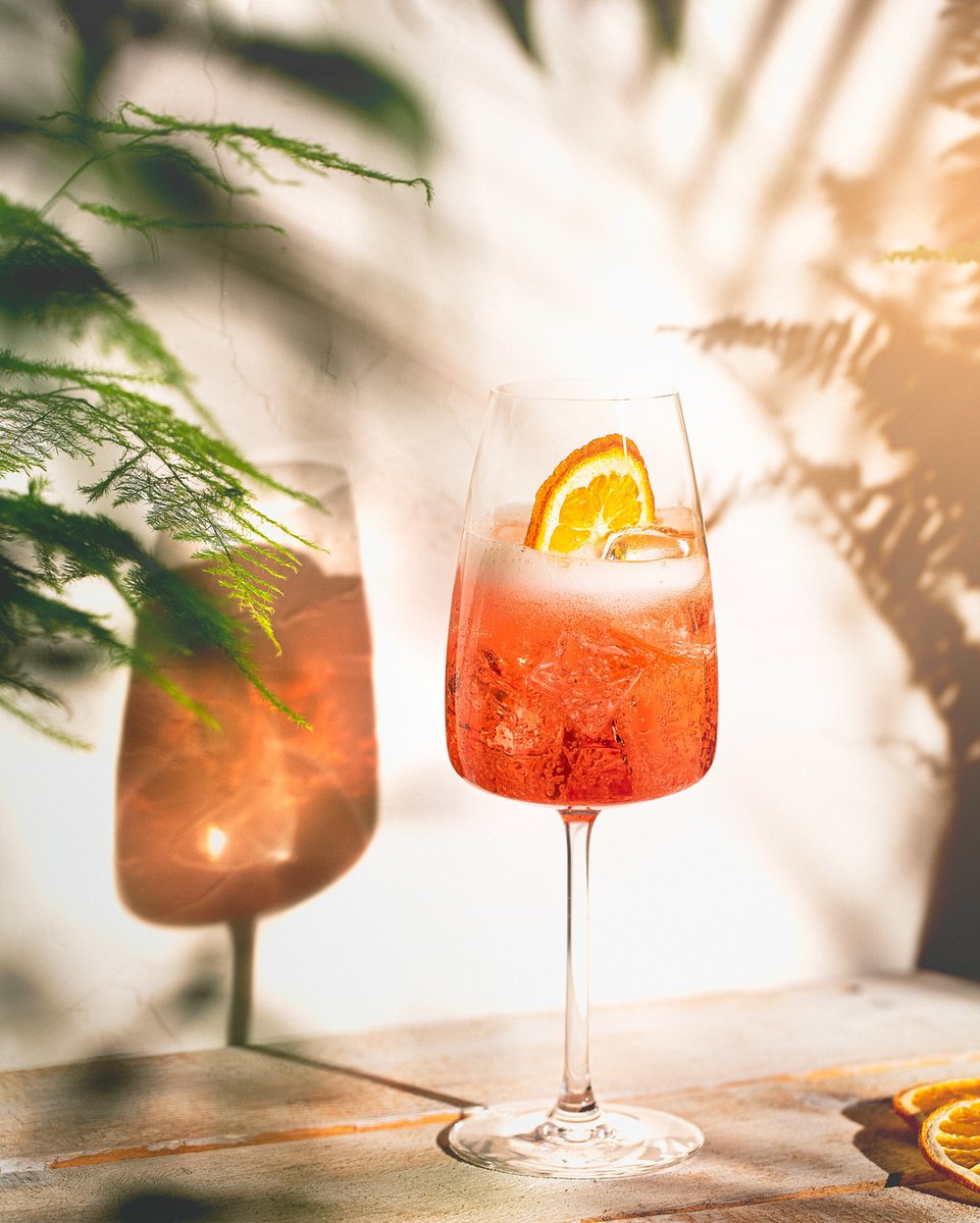Sun's out? 𝙎𝙥𝙧𝙞𝙩𝙯 𝙩𝙞𝙢𝙚 !! ☀️🌞☀️

Capturing sunshine in a glass, try our non-alcoholic rosemary and bitter orange spritz, by mixing Wilfred's with tonic over ice. Garnish with an orange slice.

Makes for a perfect thirst-quenchingly crisp s