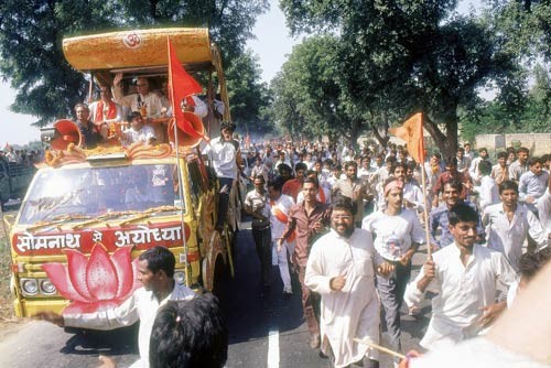 इसको चुनावी मुद्दा बनते देख कांग्रेस सरकार ने हाईकोर्ट में याचिका दायर कर  फैैजाबाद कोर्ट में पेंडिंग पड़े 4 मामलों को इलाहाबाद हाई कोर्ट के स्पेशल बेंच को ट्रांसफर करने सन् 1990 : सितंबर 26 को बीजेपी के राष्ट्रीय अध्यक्ष लाल कृष्ण आडवानी ने सोमनाथ से अयोध्या तक की ..27/n