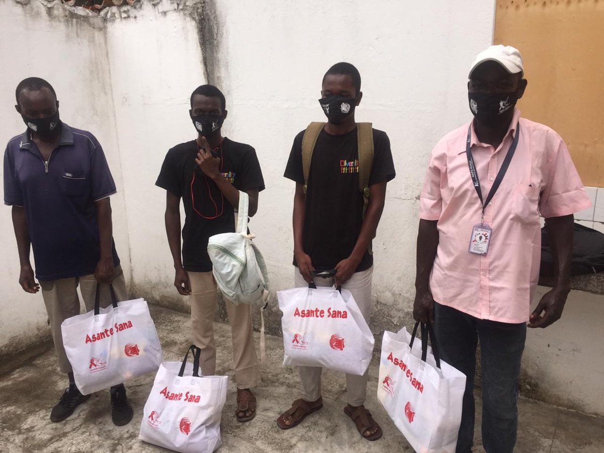 HAPA_KENYA's tweet photo. HAPA Kenya's kindness expressed through the distribution of Food, mask...among the beneficiaries. love love love. COVID period struggles are real, but through love and sharing we shall conquer.#galck #hivoseastafrica #stephenlewisfoundation #viivhealthcare #uhaieashri https://t.co/2um5neNhOK