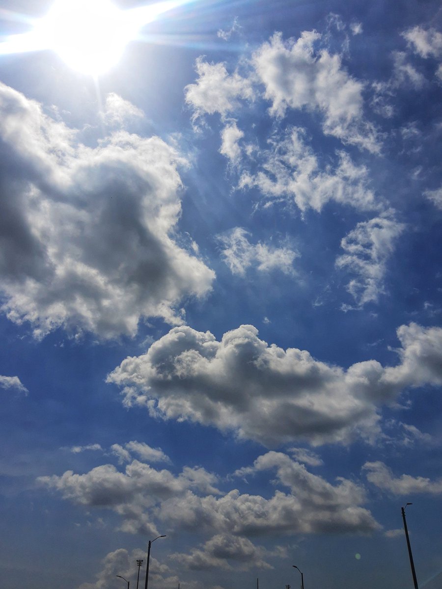 uwbdish's tweet photo. Majestuoso 🌬️☁️🌤️ https://t.co/WzgElHFeQm