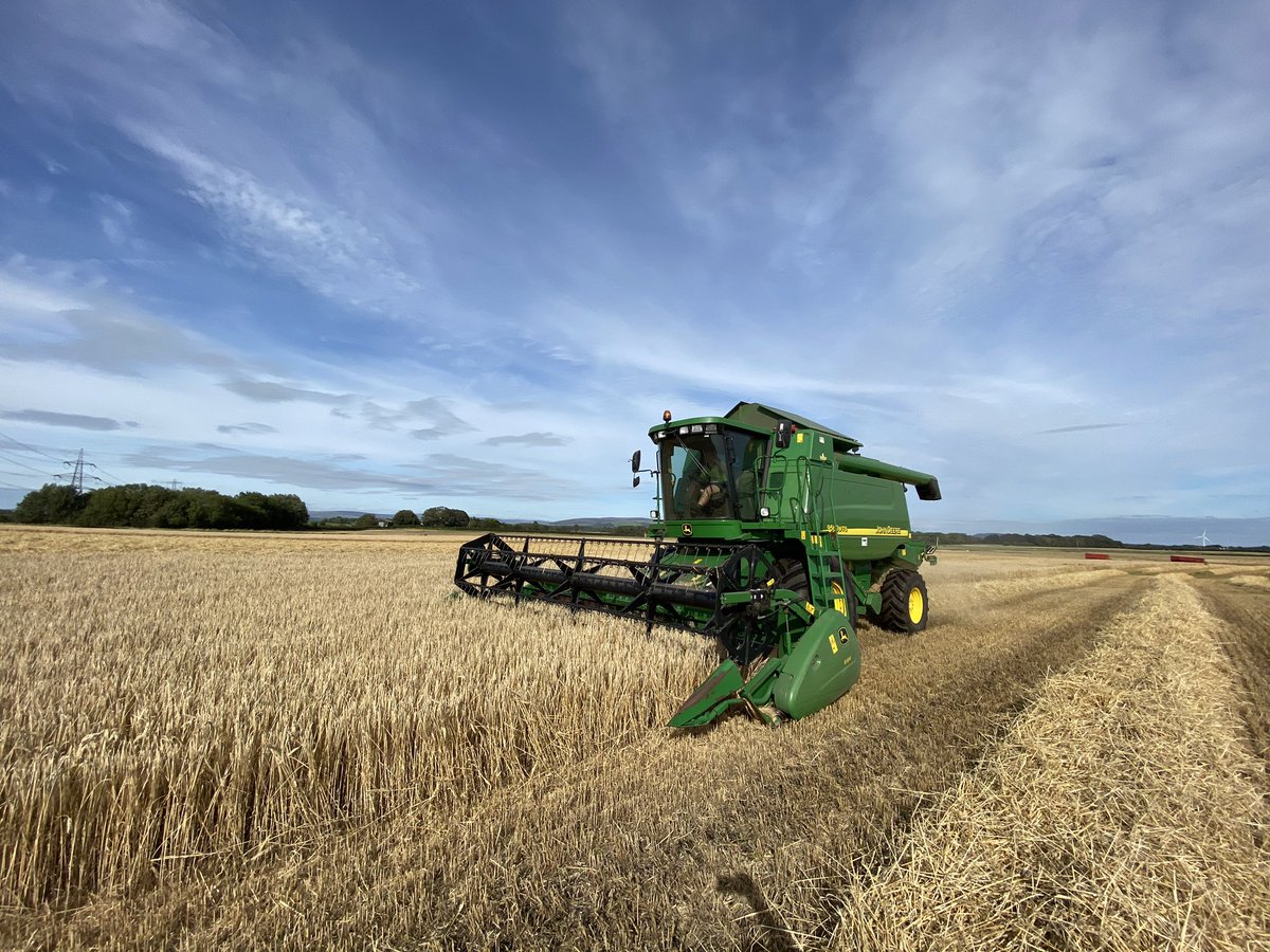 Harvest 2020 ticking along in Lancashire in between the rainy days! Sorry my header isn’t that big . I feel so inadequate compared to most combines on twitter!!☹️ #harvest2020 #SupportFarmingUK #FarmLife #johndeere