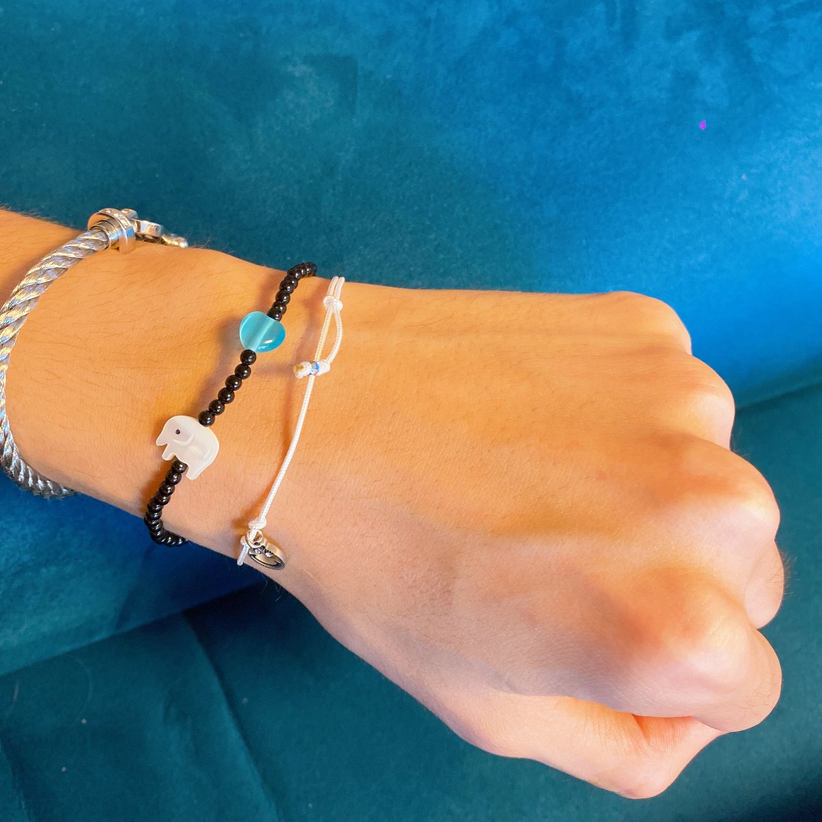 notyourcheonsa's tweet photo. los nobios usan pulseras de pareja🤠 https://t.co/wSvmBQUUFb