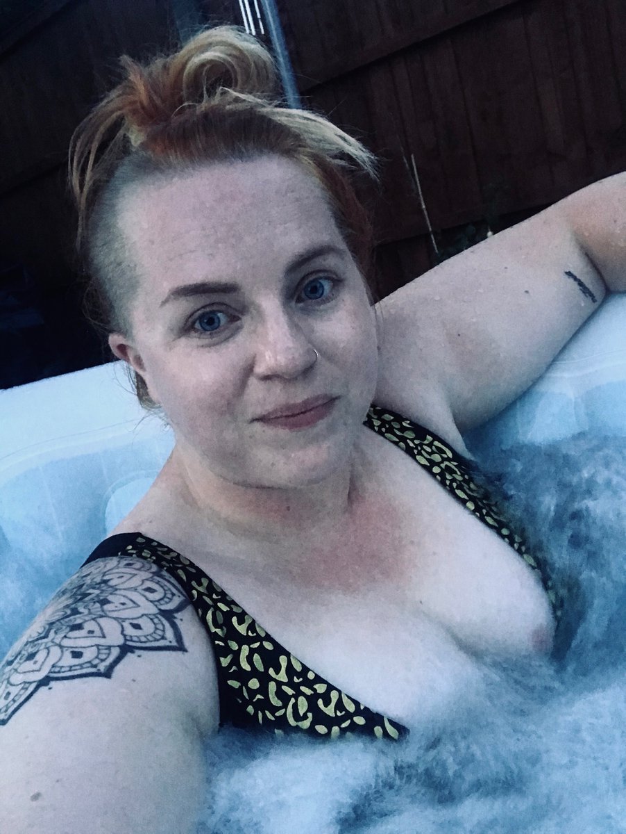 ZeddLife's tweet photo. When your Aunty asks if you wanna come over and chill by yourself in the hot tub for the evening with a glass of wine... the answer is always YES 😍🙌 

#selfcarepro https://t.co/YfwmS6ASD4
