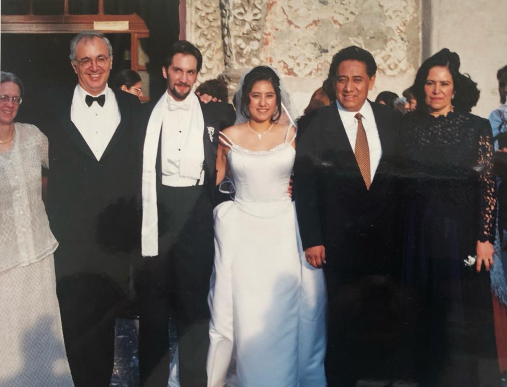 JohnMAckerman's tweet photo. Hoy hace 21 años @Irma_Sandoval y yo unimos nuestras vidas para siempre, acompañados por cuatro grandes ejemplos de rectitud, lucha e inteligencia: Irma, Susan, Pablo y Bruce🥰

¡Muchas felicidades y mil gracias por tanto amor y tu ejemplo de congruencia, adorada esposa mía!🙏🏾♥️ https://t.co/6RFSy4R79P