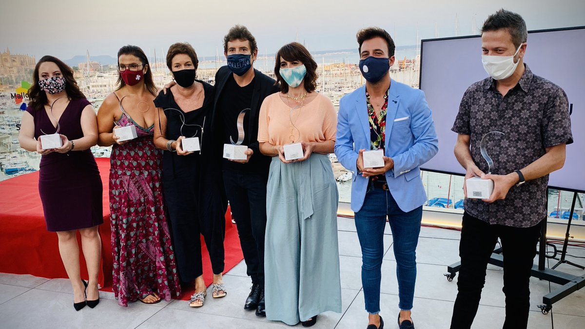 yerblues's tweet photo. 🏆📸 Enhorabona als premiats! Especialment als companys d'IB3 –i admirats– Llum Barrera #AgafamSiPotsIB3 i Jaume Noguera #CincDiesIB3 🤩 #PremisSomriu https://t.co/sEETfJ920J