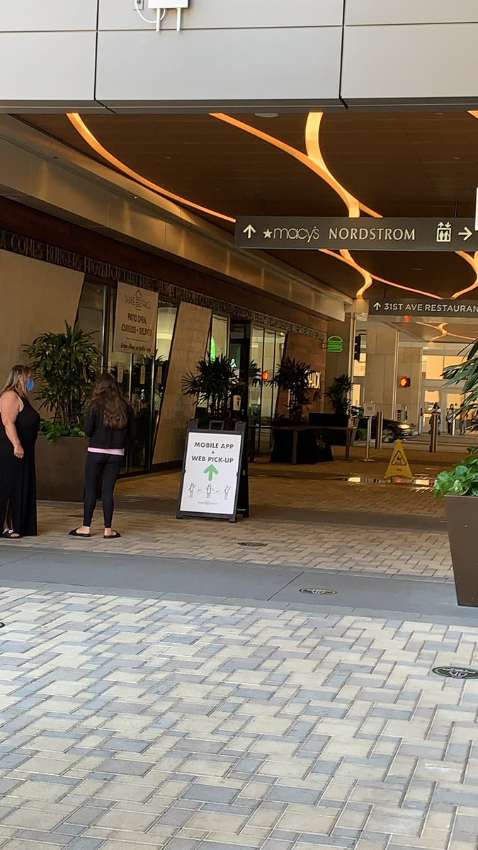 What do you do when you are lining up In-N-Out outside of the parking lot area in San Calos?

You open the Shake Shack app and start ordering. It is ready when I’m arrive Hillsdale mall. #innout #shakeshack #ux Good Job Shake Shack