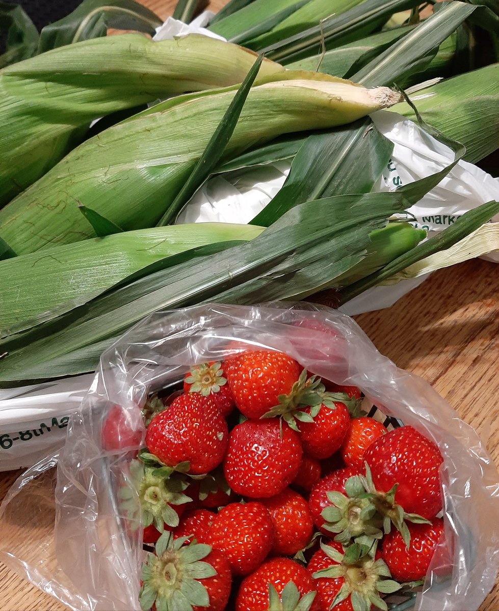 momma_luce's tweet photo. Boil ? BBQ ? Husk on ? Off ?? @MikeFollowsNo1 Berries for desert ! #Localcorn #Summerisofficallyhere https://t.co/N85b8xHB0E