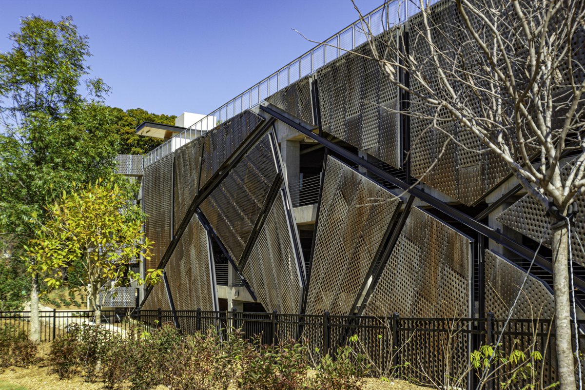 thepanelguys's tweet photo. The Grant Park Gateway adds 1,000 parking spaces, a 4,000 sq. ft. restaurant, & 2.5 acre "green roof" to the park.
We fabricated & installed 6,344 sq. ft. of MCM panels & 14,700 sq. ft. of Perforated Corten Steel. #mcmalliance
Architect: @SmithDaliaArch
GC: Winter Johnson Group https://t.co/iKEPG5UaM7