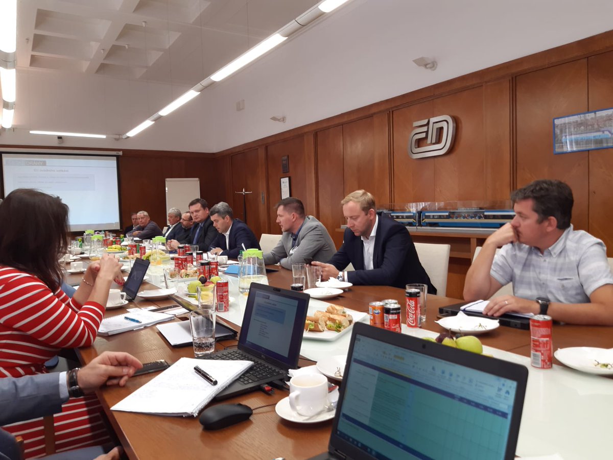 Dnes jsme zahájili jednání Bezpečnostní rady #CD. Odborníci zahrnující drážní specialisty, ale i lékaře z fakulty biomedicínského inženýrství ČVUT, psychology a další odborníky. Témata? Digitalizace, bezpečnost, dopady pracovních podmínek na práci strojvedoucích. 
#SafetyFirst