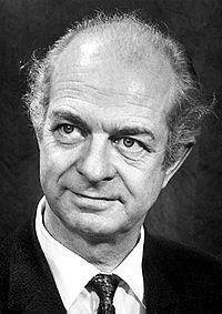 4/All of these men either already had received or would receive the  #NobelPrize. #LinusPauling, the great American chemist, would receive two Nobel Prizes, one for  #Chemistry and one for  #Peace.Source https://bit.ly/310kj65  #History  #Science  #ScienceTwitter