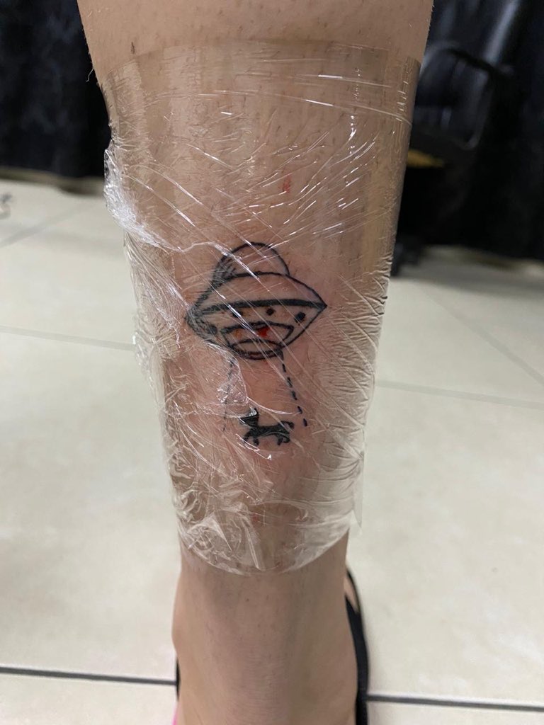 abertton's tweet photo. Gente e meu irmão que sonha em ser tatuador e ontem ele fez a primeira tatuagem da vida dele eu to tão orgulhosa 🥺 https://t.co/RdHBVipkHR
