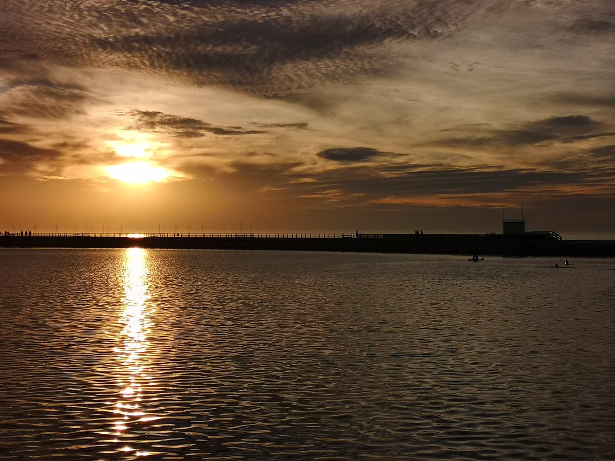 Hopewellcj's tweet photo. Needed a relaxed walk after a long day. The sunset tonight was the great reward.
#wirral #wallasey #newbrighton #marinepoint #wirralviews #igerswirral #igersmerseyside #igersmersey #huawei #huaweip2pro #huaweiphoto #huaweicamera #sunset #windpower #windmill #burbobank https://t.co/TfXLggjGb5