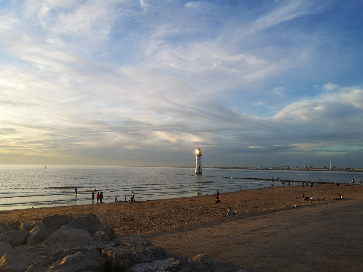 Hopewellcj's tweet photo. Needed a relaxed walk after a long day. The sunset tonight was the great reward.
#wirral #wallasey #newbrighton #marinepoint #wirralviews #igerswirral #igersmerseyside #igersmersey #huawei #huaweip2pro #huaweiphoto #huaweicamera #sunset #windpower #windmill #burbobank https://t.co/TfXLggjGb5