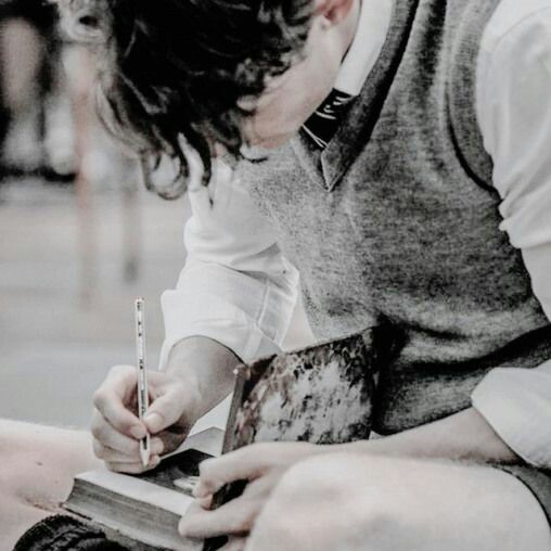 kindcstsoul's tweet image. ┌── Remus John Lupin.

      ───── ☾ ─────

        ☾༉⋮ Loyal, kind and brave.
           ☾༉⋮ Gryffindor.
              ☾༉⋮ Marauder.

                     ↺&amp;amp; ♡