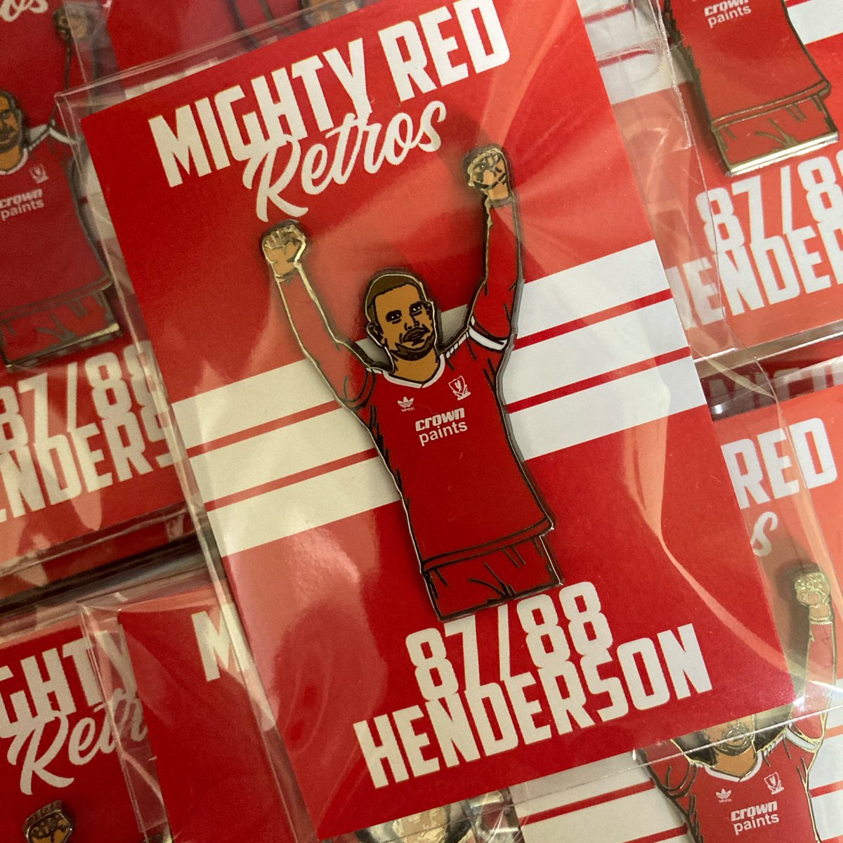 MarcusEdwards's tweet photo. Our Hendo badges are packed and ready to go on sale 1PM Saturday. In the mean time here’s the Giveaway, to be in with a chance simply:

- Follow Us
- Retweet

Winner will be announced just before the badges go live. Good Luck 🤞 https://t.co/2xTsqIMlOM