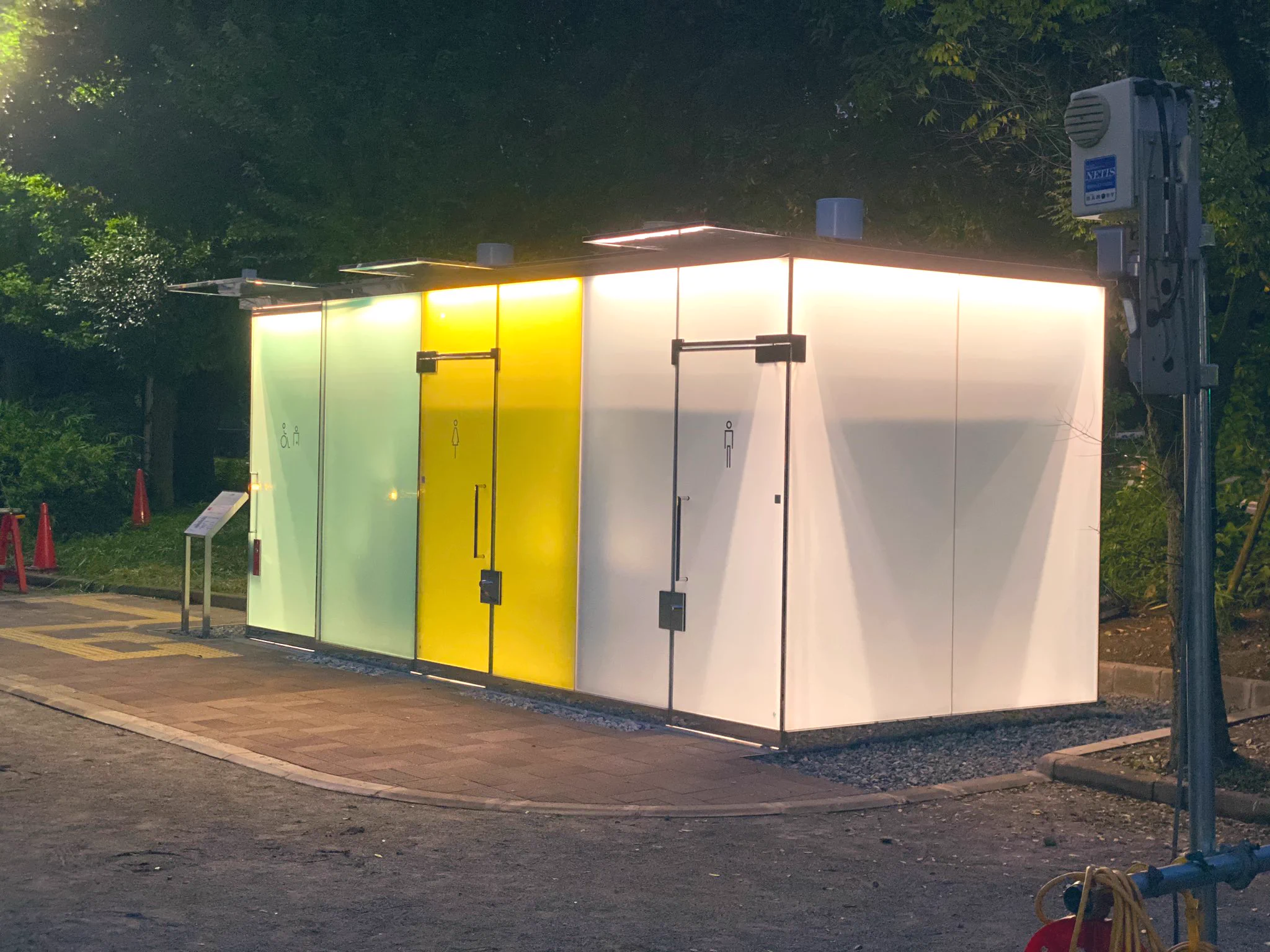 実は防犯対策バッチリ！鍵を掛けると中が見えない公衆トイレ！