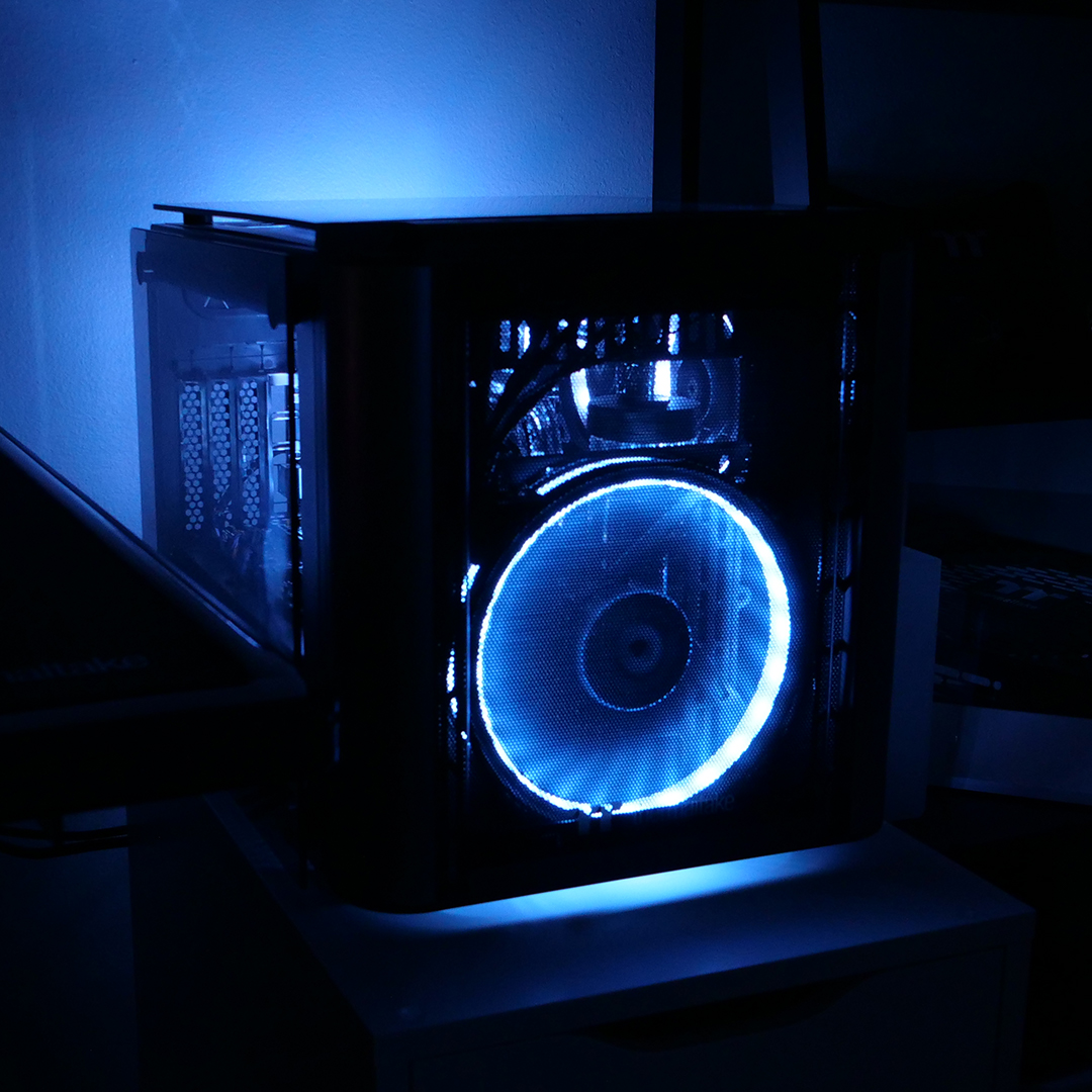 Thermaltake_na's tweet photo. Is it just me or does this PC look like it's going to turn into a transformer? and *if* it is a transformer...what do you think his/her name would be?
#thermaltakeusa #thermaltake #thermaltakeLCGS #LCGS #Level20VT #AVT #pc #pcbuild #pcbuilder #blue #pcsetup https://t.co/mpFCVH34WP