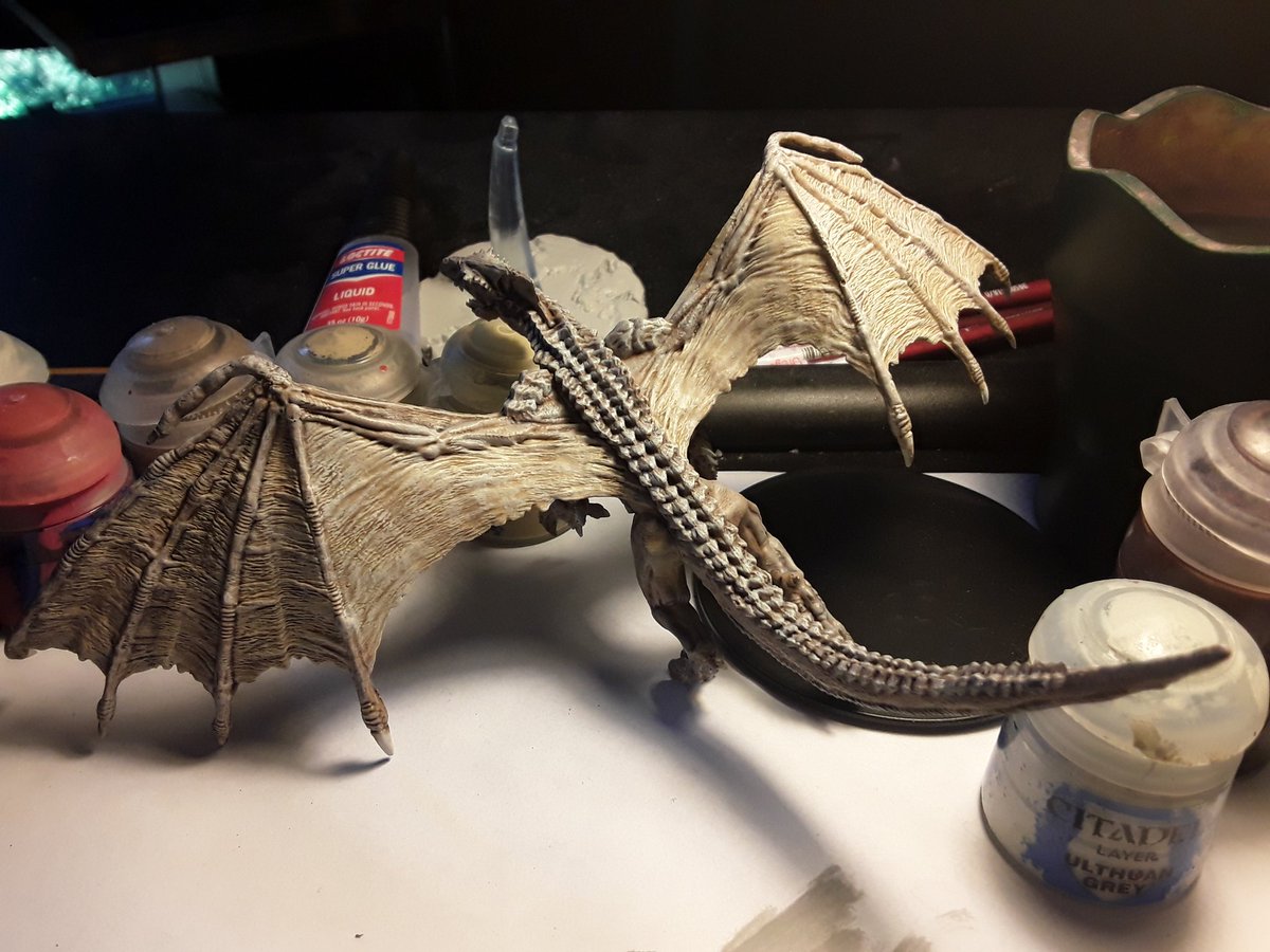 Ssilmath's tweet image. It&apos;s a little hard to see, but the next step is a good dry brushing of grey.  The top gets a bluish grey (reflecting the sky), while the underside gets a neutral grey.
#miniaturepainting #wip #dragon