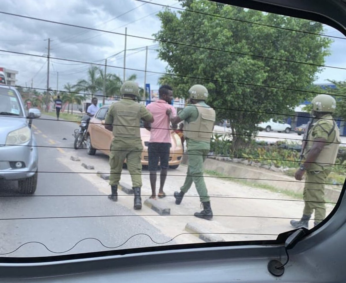 CloudsMediaLive's tweet photo. Jeshi la Polisi jijini Dar es Salaam limethibitisha kumshikilia kwa muda mchezaji wa Yanga, Bernard Morrison katika kituo cha Osterbay. RPC wa Kinondoni Rodgers Bukombe amesema Morrison alikamatwa baada ya kupishana maneno na askari waliotilia shaka gari lake. https://t.co/IXwP3GCFnZ