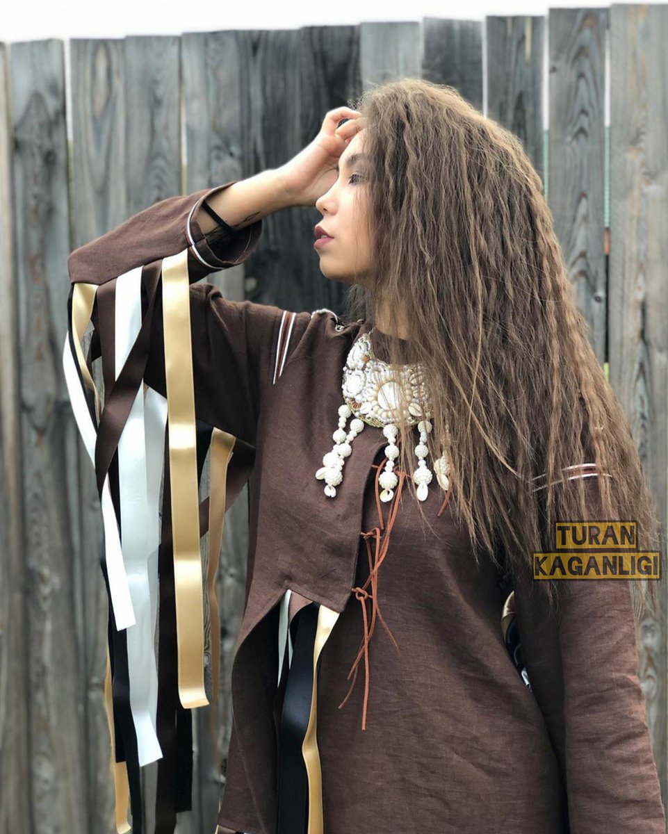 Yakutistan'da şaman kıyafetlerinden ve davulundan esinlenerek oluşturulan kıyafet sizce nasıl olmuş?