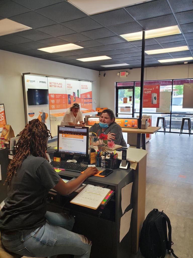 ImdishNboost's tweet photo. New hire Ja'Quasha at our Liberty st location in York SC with her first port-in customer! #boostDishingdeals #BoostNation #DishNation #byecricket @BoostAJP @MayeTiffany https://t.co/X8h9VDVu44