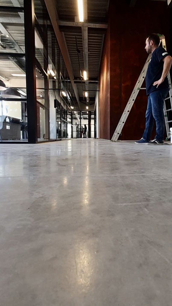 Le groupe CCV,  spécialisé dans la vente de vêtements et de chaussures (29 magasins 👗👡) investit dans une base logistique de 5 500 m² à Thaon
⬜️ Sol couleur RCR Silifibre créé par #Placeo Lorraine avec durcisseur <a href="/RoclandFloor/">RoclandFloorProducts</a>

⬜️🟦⬛️<a href="/PLACEO_FRANCE/">PLACEO</a> 
placeo.fr