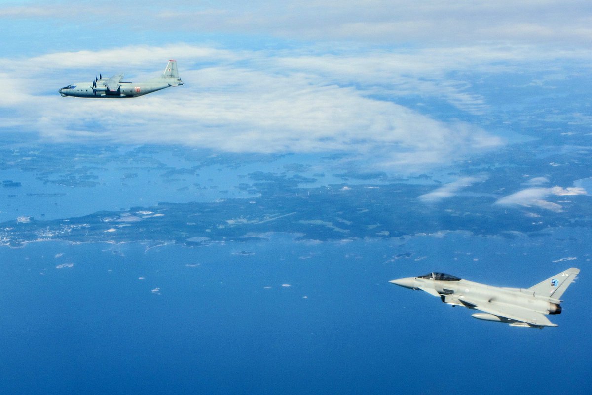 TeroTweet's tweet photo. Suomenlahden kapeus näkyy hyvin reittikorkeudesta! RAF:n Baltic Air Policing QRA Typhoon tunnistaa venäläistä Antonov An-12 -konetta kansainvälisessä ilmatilassa viime kesäkuussa. Taustalla Hankoniemi ja mm Täktomin lentokenttä. Kuva: Defence HQ / Crown Copyright #tupro #avgeek https://t.co/pxEsMxArwn