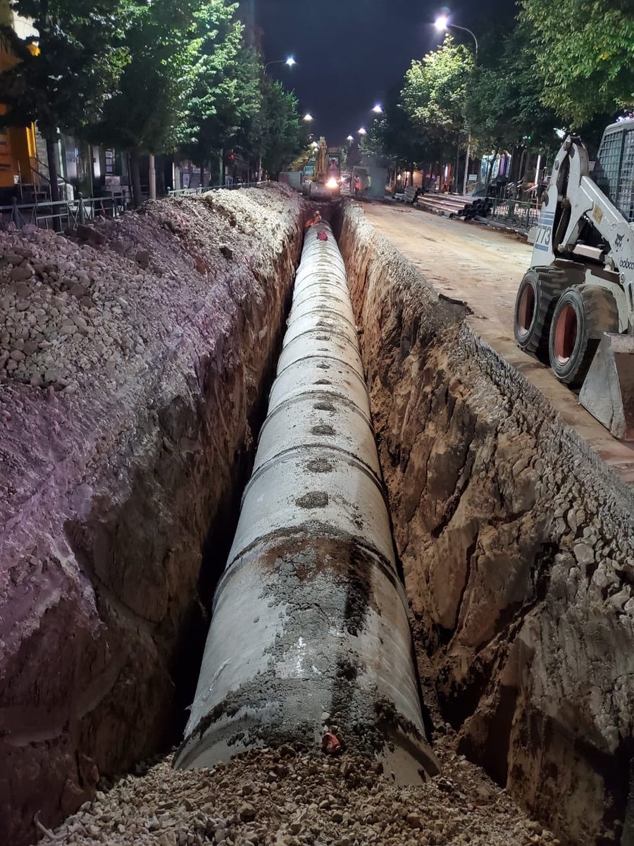erionveliaj's tweet photo. Pune titanike te Rr. Durresit! 🚧👷🏻‍♀️🚜

Çdo nate vere po punohet me super ritem, qe kur te vije vjeshta me shira, tubacioni i shkarkimit reshjeve te qendres se Tiranes te jete lidhur me rrjetin fundor te kanalizimit te Zogu i Zi. 🐧

Mirenjohje qytetareve per mirekuptimin! 🙏🏻❤️ https://t.co/5xNwe4ZzZ9