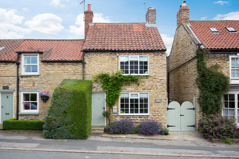 Blenkinandco's tweet photo. What a gem of a cottage! - and it lies in the heart of one of the most charming Castle Howard villages outside York.  Take a closer look - offers in excess of £250,000. https://t.co/uesUSCMkPU #welburn #castlehoward #york #cottage #period #forsale #yorkagent #blenkinandco https://t.co/ATJMNwiQrb