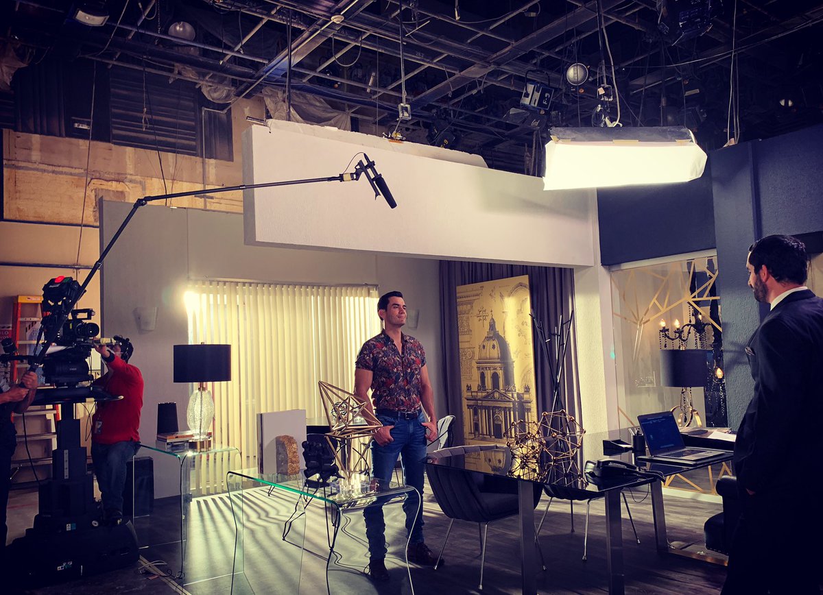 Ya queremos conocer a #ÁlvaroFalcón. ¿ Qué estará pasando en esta escena? #VencerElDesamor