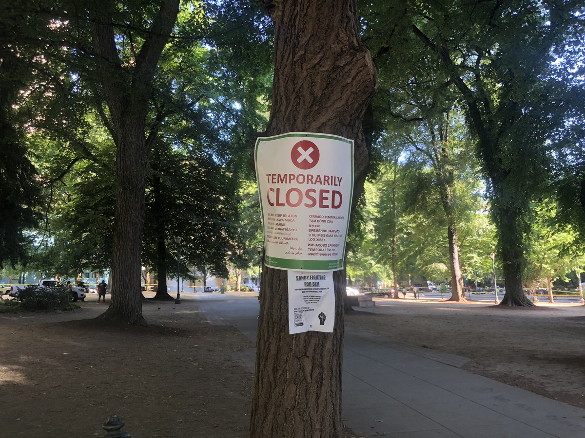 A park closure sign, along with some others around the park. – bei  Chapman Square