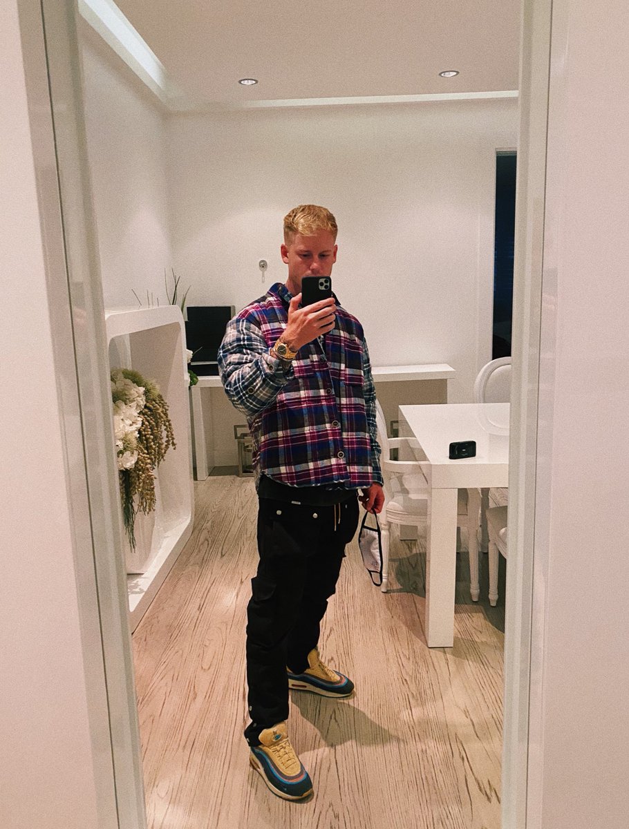 Teeqo's tweet image. Who wants a follow back? 🙇🏼🥀