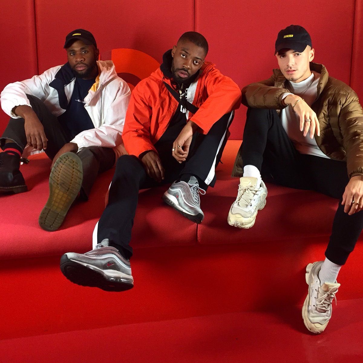 De Ginuwine à Timbaland, Sonder affirme son identité sonore avec cette racine de productions au ligne de basse simple et rythmé, aux harmonies sensuelles et simpliste à la fois. Cette perception du son est l’essence de Sonder.