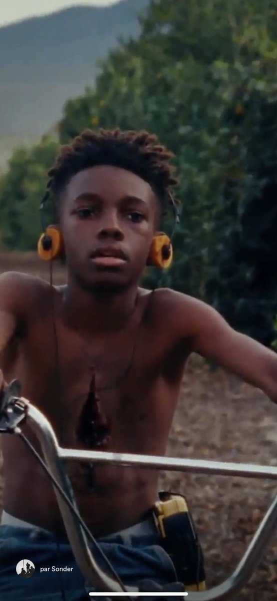 Cette fascination du temps est imagé par l’esthétique fabuleuse et pointilleuse du visuel mais aussi par cette vision futuriste du groupe, toujours dans l’idée de voir plus loin que le présent mais d’imaginer notre après et les conséquences qu’elles pourraient avoir.