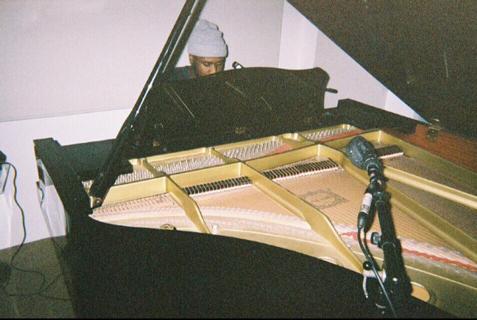 Avec Into, Sonder crée un projet d’une très belle cohérence, s’étendant avec une fluidité impressionante tout étant autonome l’une des autres. Brent Faiyaz décrit ce projet comme le reflet d’une pensée qu’il ne pourrait pas aborder dans des discussions quotidiennes.