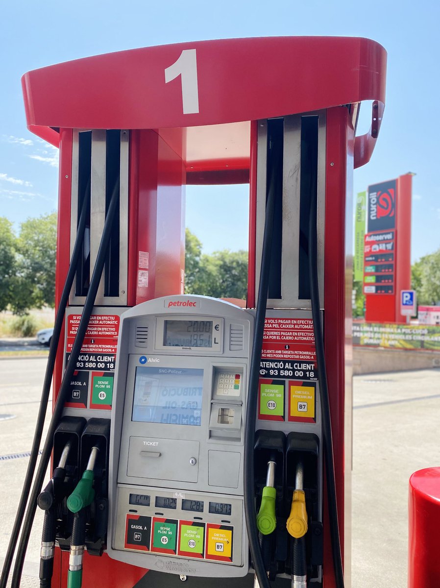 GrupSabaterNuri's tweet photo. #nuroilers a les nostres⛽️ podeu subministrar-vos 🚗🚚🛵 des del sortidor sense haver de passar per caixa! Només cal que seguiu les indicacions que apareixen a la pantalla!
Fàcil i ràpid😎
⠀⠀⠀⠀⠀⠀⠀⠀⠀
#grupsabaternuri #sortidor #gasolinera #gasoil #nuroil https://t.co/GpyNReGsQR