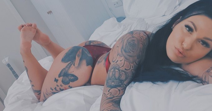 Kiss this

#inkedgirl #inked #berlingirl #instagood #blackhair #feet https://t.co/uwvS8Abbqr